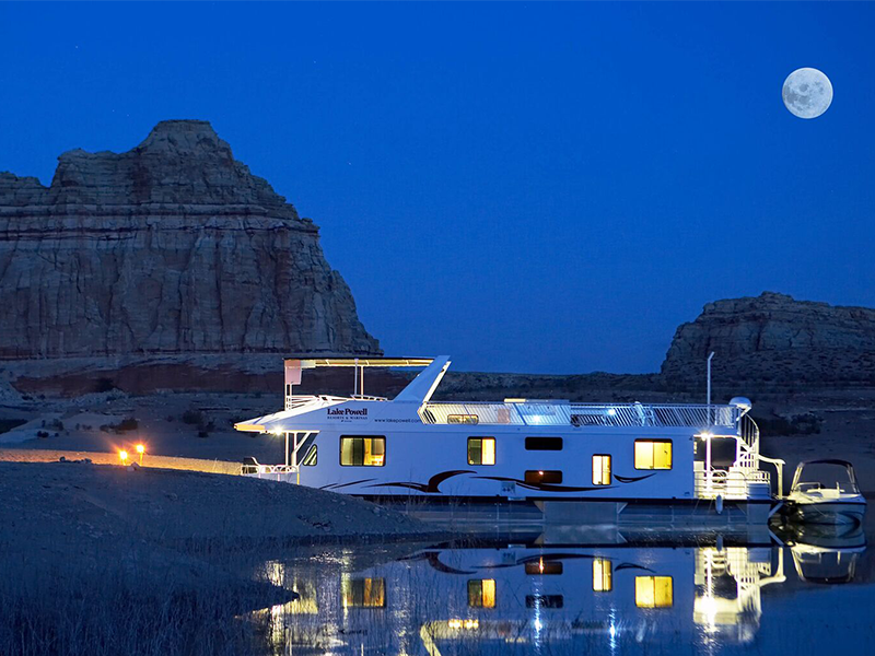 Be the Captain of your Own Houseboat in Arizona